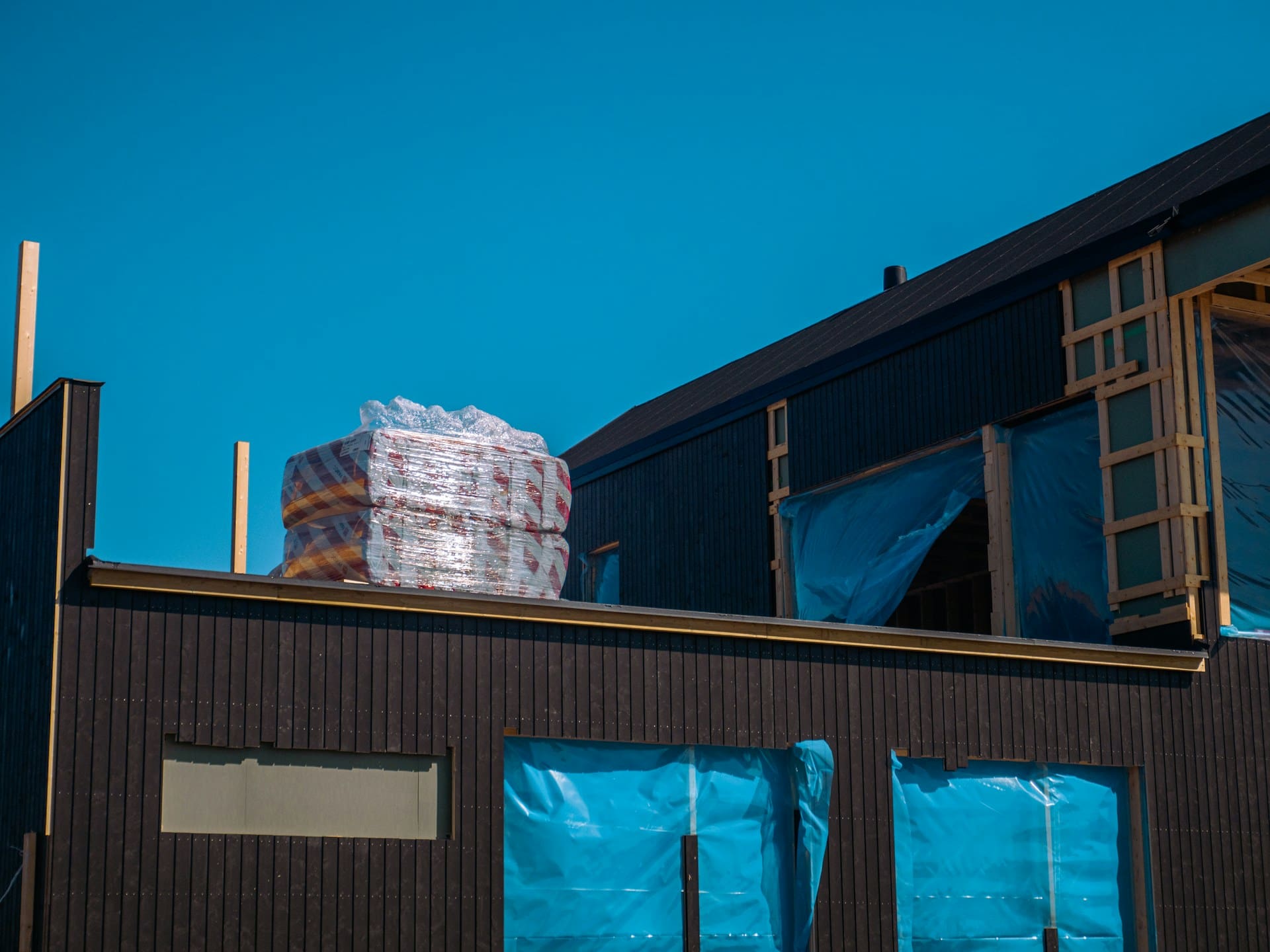 Comparing Installation Times: Shrink Wrap vs. Blue Tarps